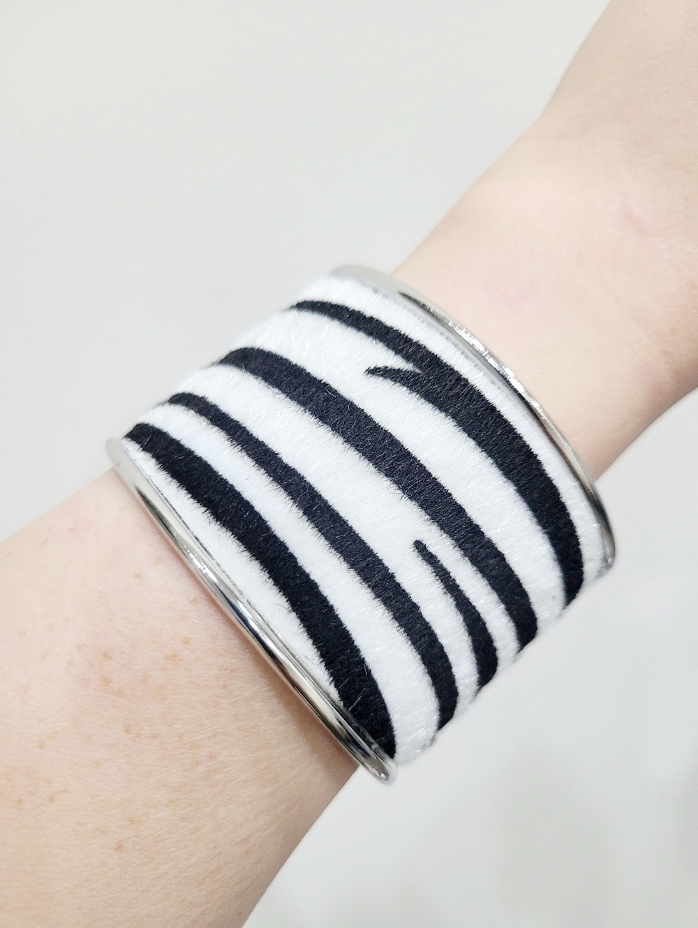 Brand New Silver Tone Zebra Pattern Stainless Bangle Bracelet